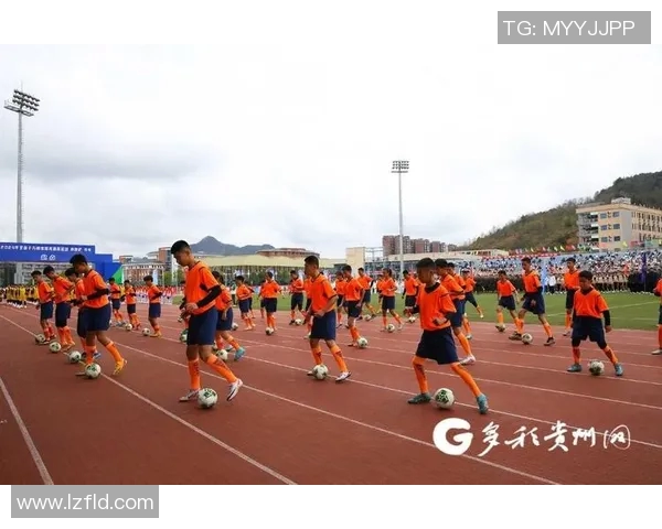 足球明星合影展现激情与友谊的瞬间，记录绿茵场上的辉煌时刻