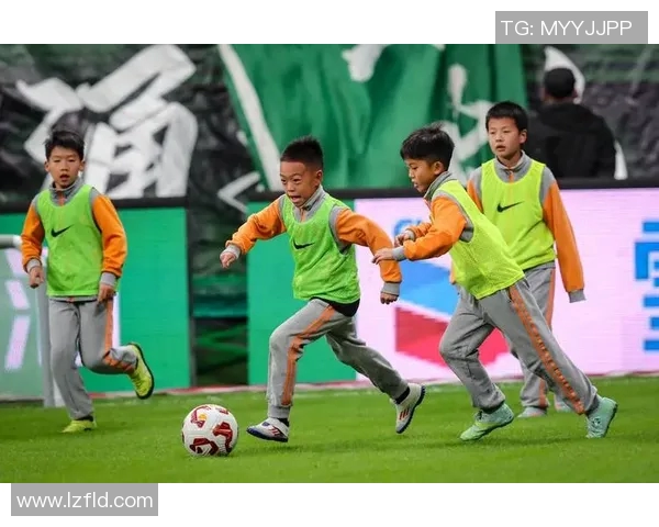 小学足球明星主题班会：激发孩子们的运动热情与团队精神之旅