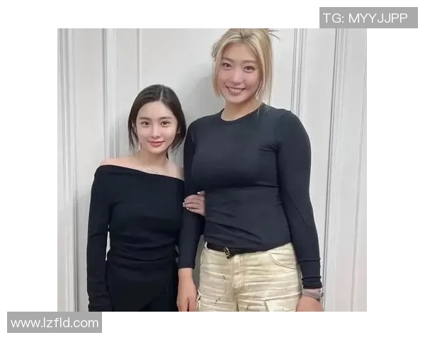 篮球明星与女孩的户外合影展现青春活力与运动魅力的完美结合 篮球明星与女孩的户外合影展现青春活力与运动魅力的完美结合